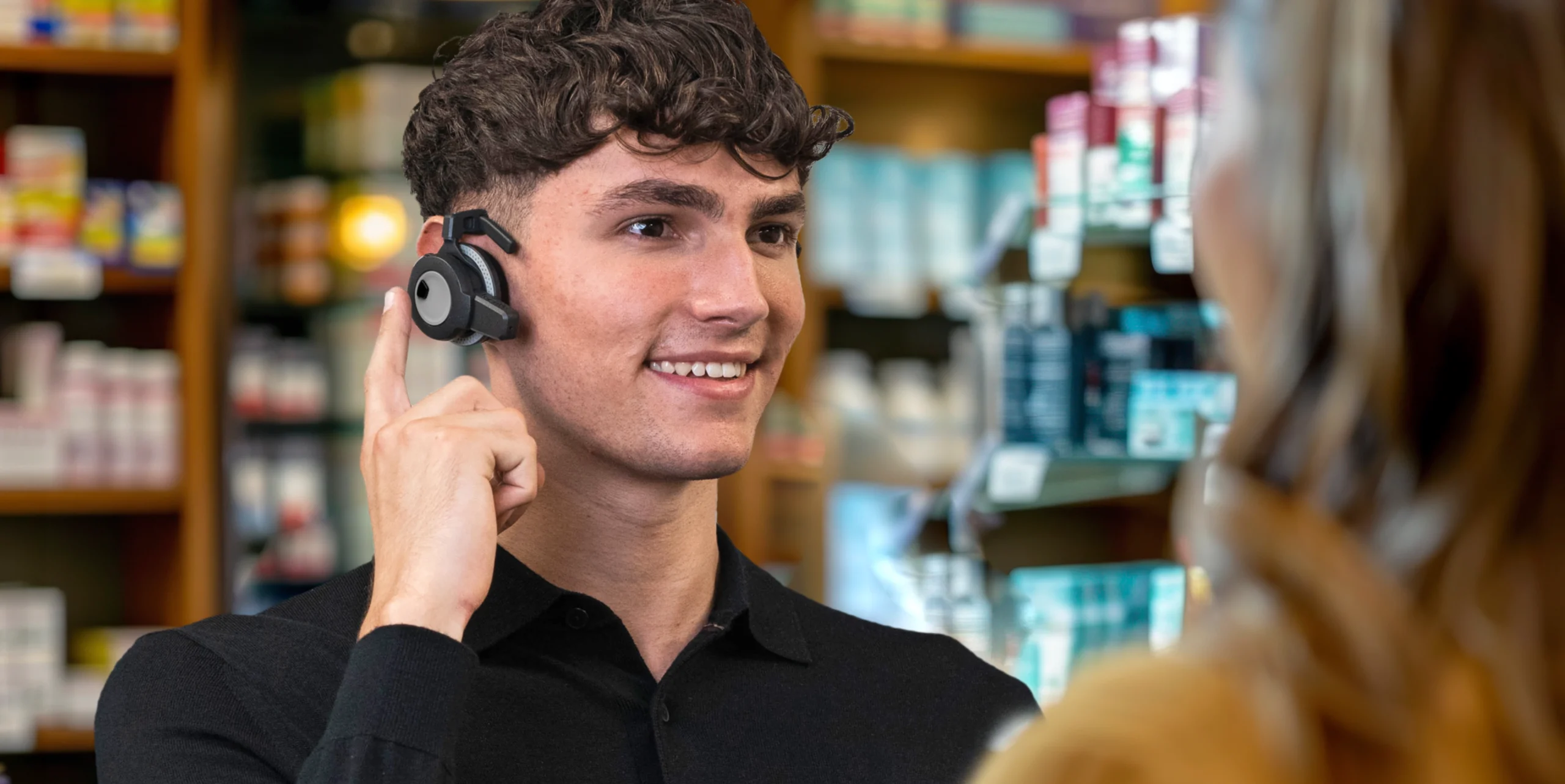 Kunden werden gut geholpen mit einem drahtlosen Headset im Geschäft