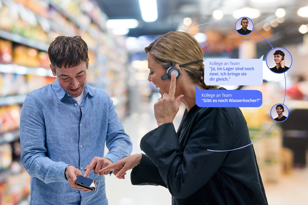 VoCoVo Funkkommunikation im Einzelhandel – Mitarbeiter steht mit dem Team in Kontakt und hilft einem Kunden