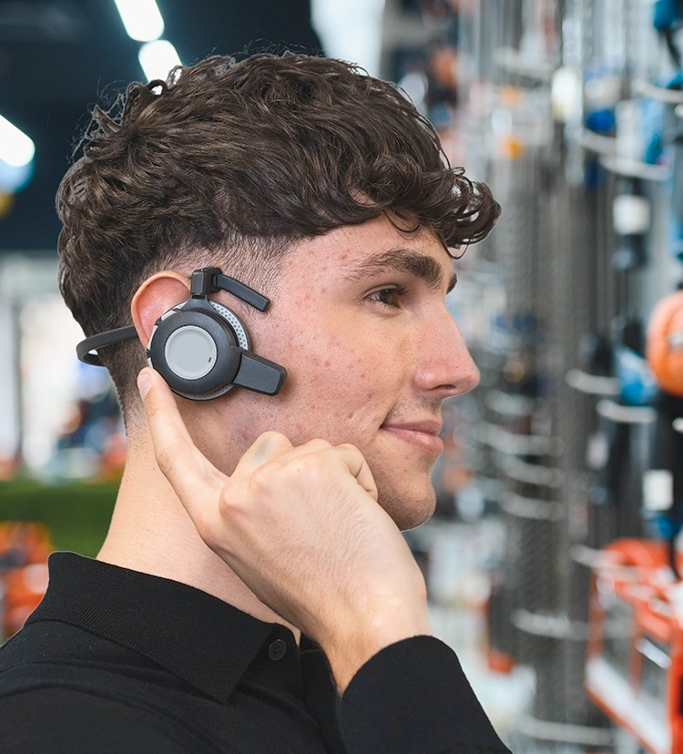 VoCoVo S5 Neckband – Mitarbeiter im Baumarkt stehen über Headsets miteinander in Kontakt